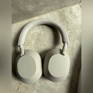 Sony Xm5 headphones